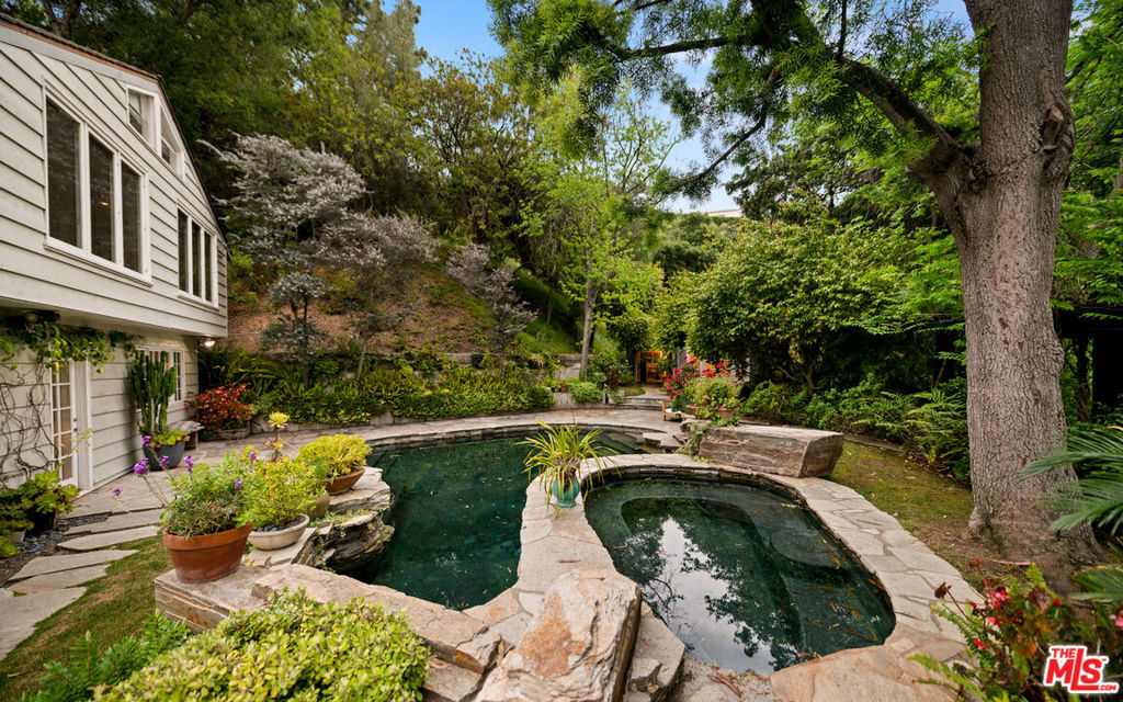 2576 Benedict Canyon Drive Property Photo 17