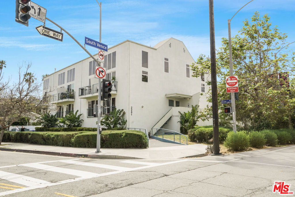 2201 Ocean Avenue Property Photo 4