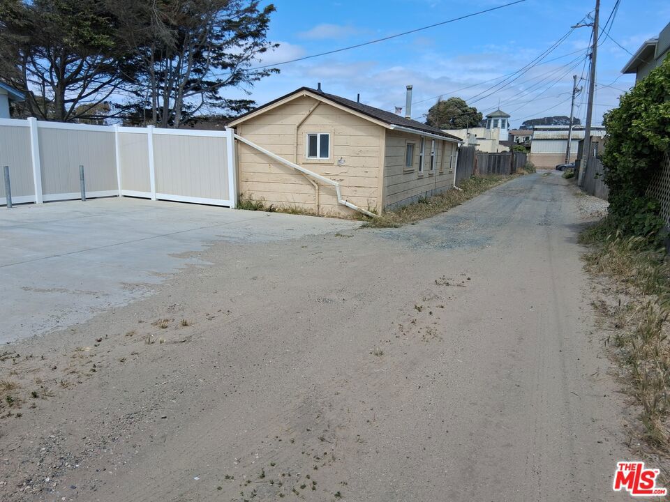 370 Pier Avenue Property Photo 6