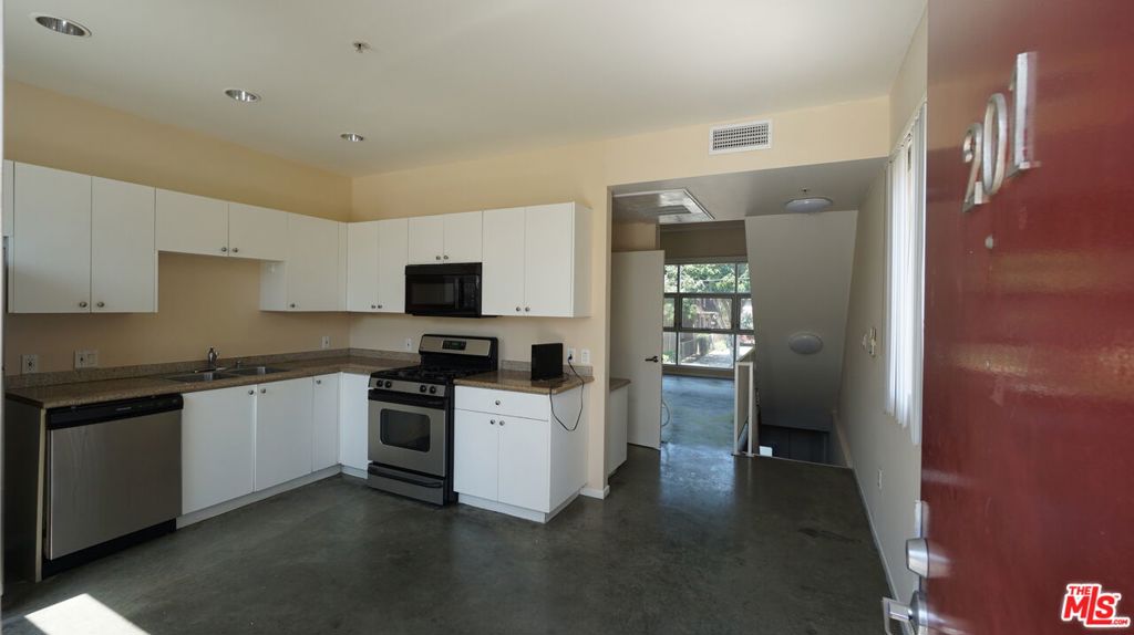 922 W 23rd Street 201 Property Photo 5