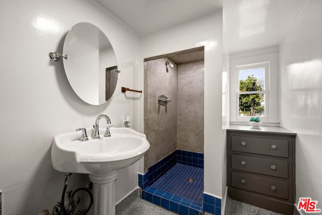 6117 York Boulevard Property Photo 16