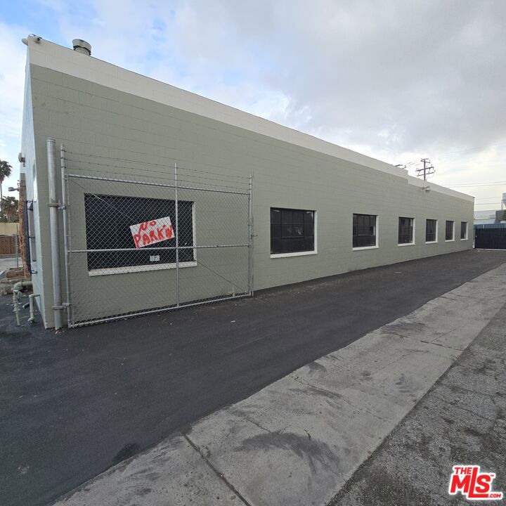 455 E Alondra Boulevard Property Photo 15