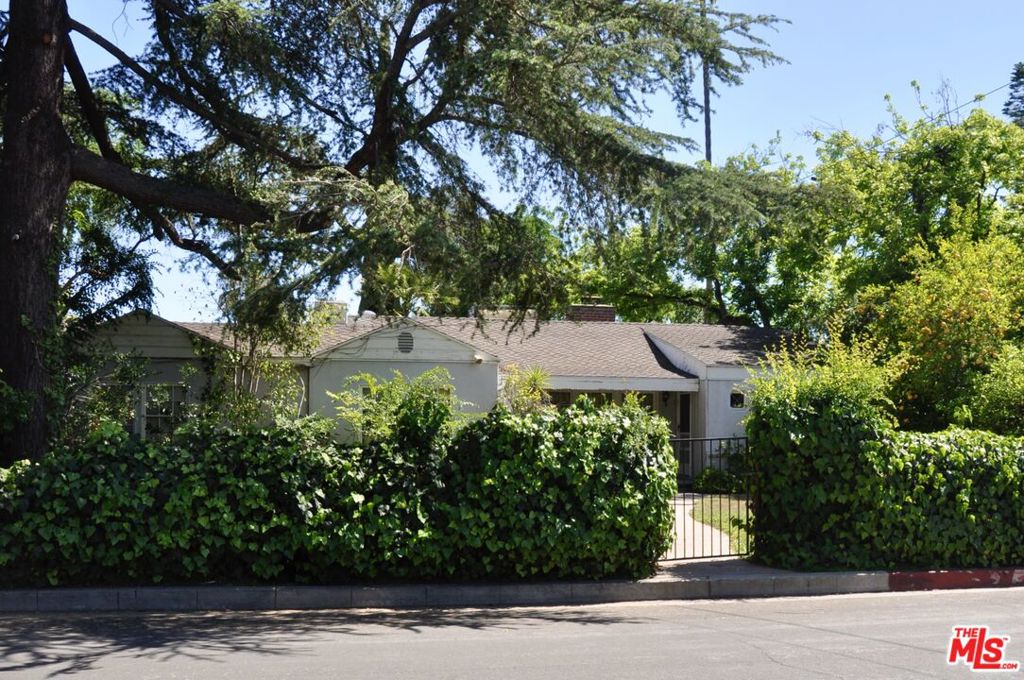 12222 Califa Street Property Photo