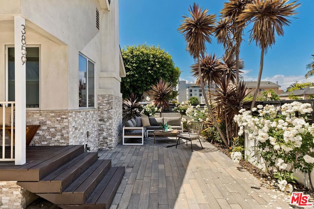 3859 Goldwyn Terrace Property Photo 1