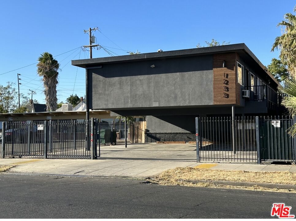 1233 E Weber Ave Property Photo 1