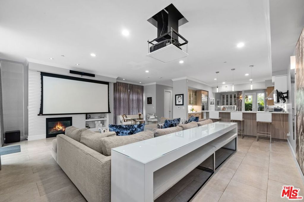 6099 S Seabluff Drive Property Photo 2