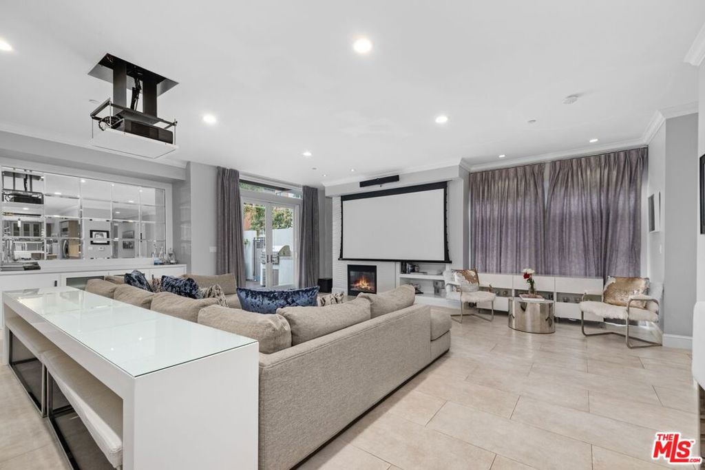 6099 S Seabluff Drive Property Photo 4