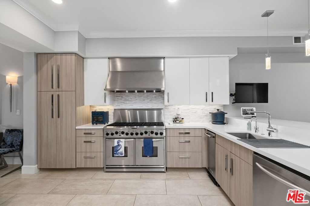 6099 S Seabluff Drive Property Photo 8