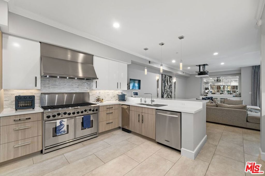 6099 S Seabluff Drive Property Photo 9