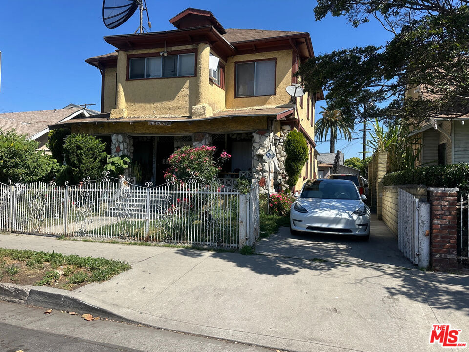 937 W 52nd Street Property Photo 1