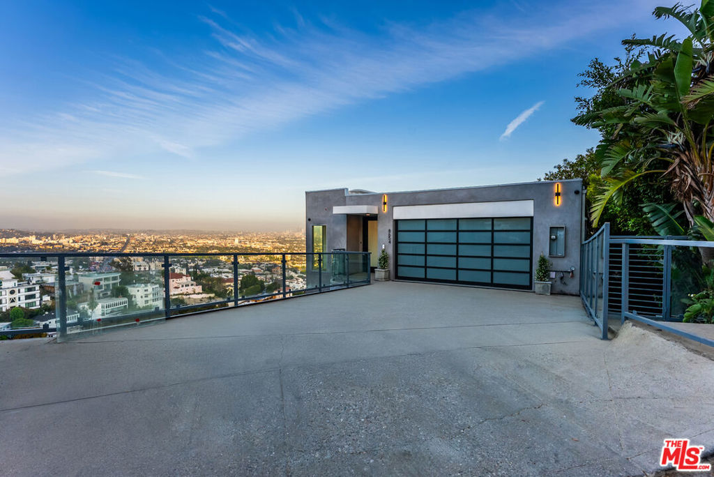 8654 Hollywood Boulevard Property Photo 1