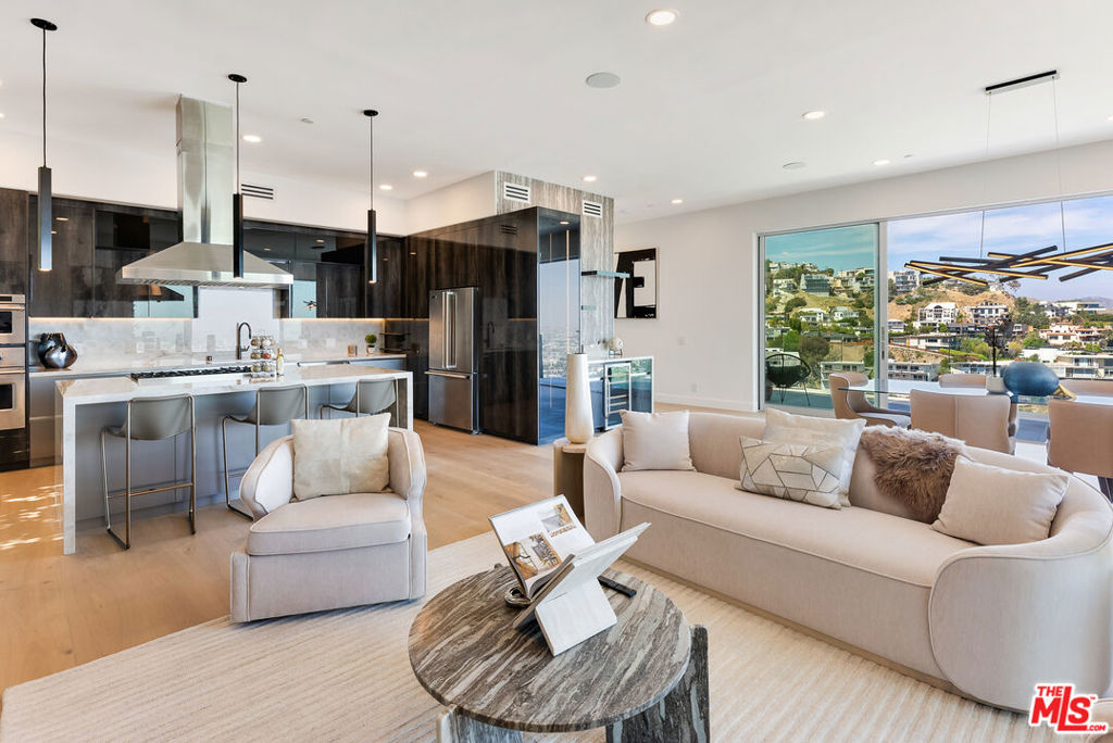 8654 Hollywood Boulevard Property Photo 7