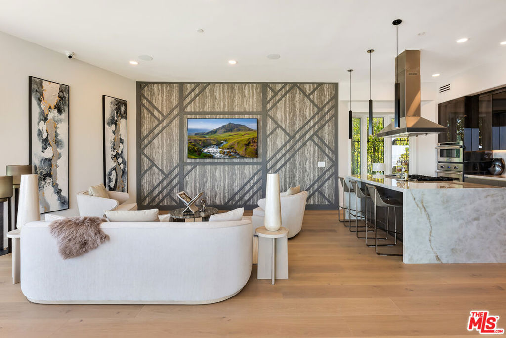 8654 Hollywood Boulevard Property Photo 8