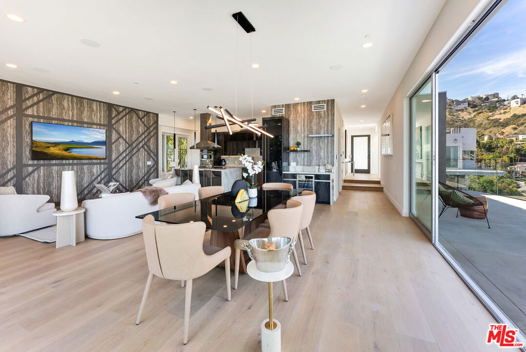 8654 Hollywood Boulevard Property Photo 9