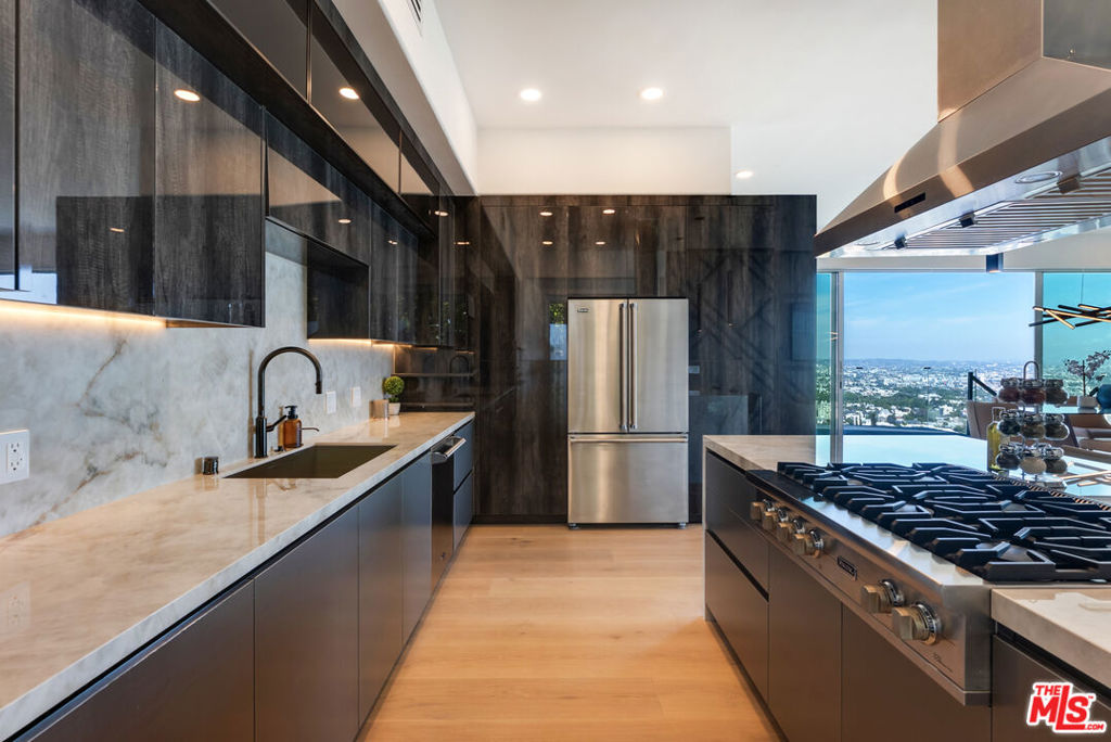 8654 Hollywood Boulevard Property Photo 10