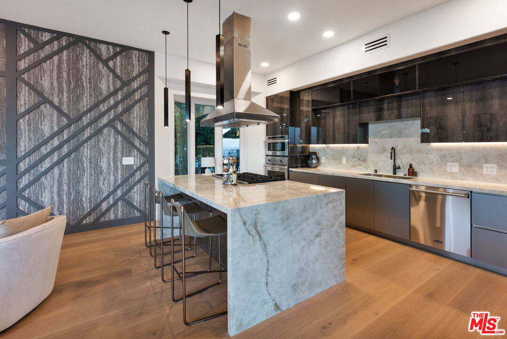 8654 Hollywood Boulevard Property Photo 11