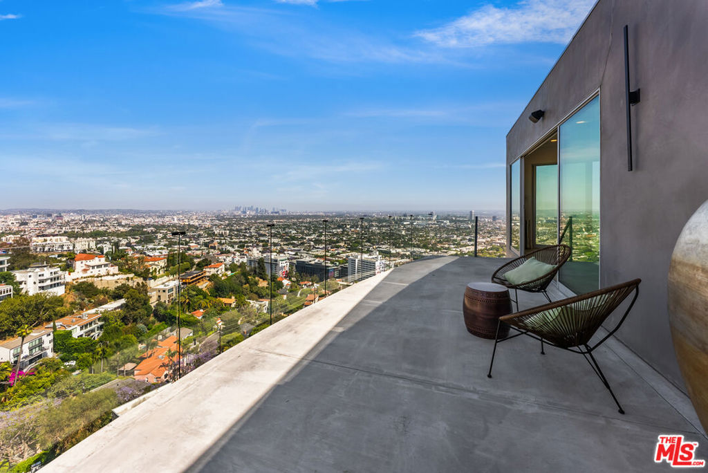 8654 Hollywood Boulevard Property Photo 13