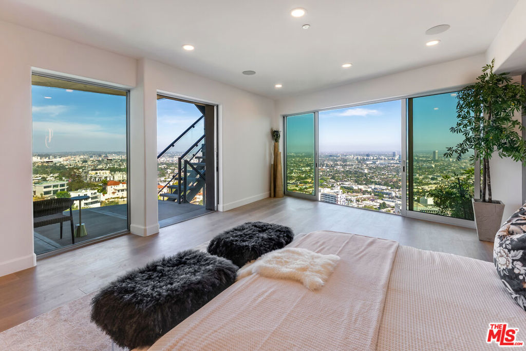 8654 Hollywood Boulevard Property Photo 17