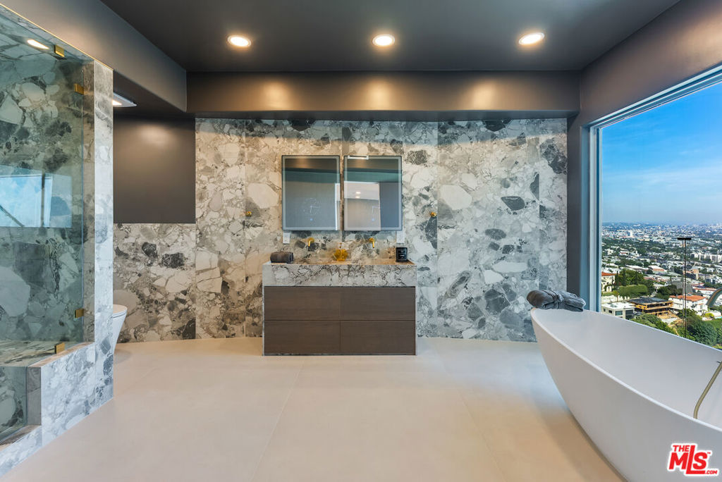 8654 Hollywood Boulevard Property Photo 19