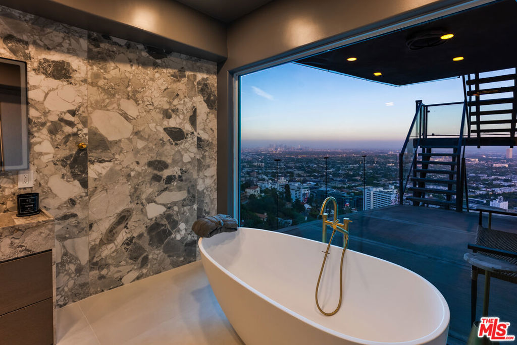 8654 Hollywood Boulevard Property Photo 20