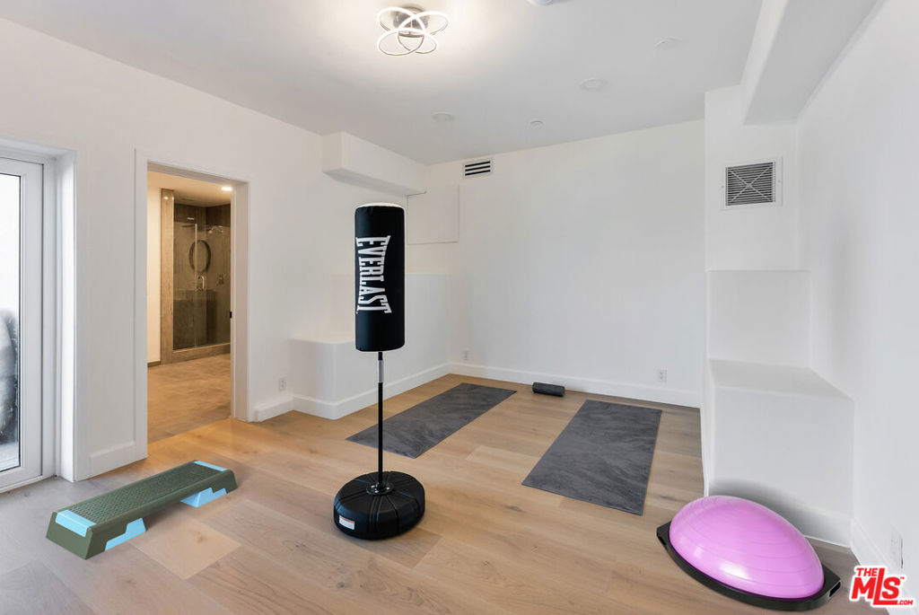 8654 Hollywood Boulevard Property Photo 27