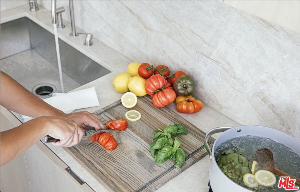 9200 Wilshire Blvd 202e Property Photo 11