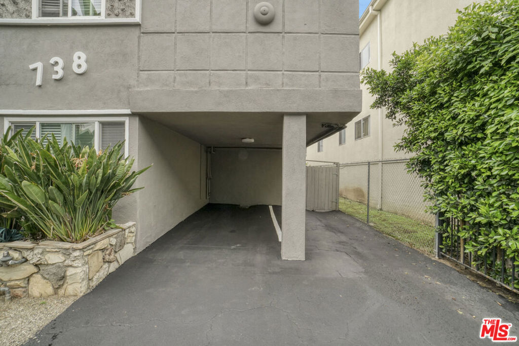 738 N Hudson Avenue Property Photo 12