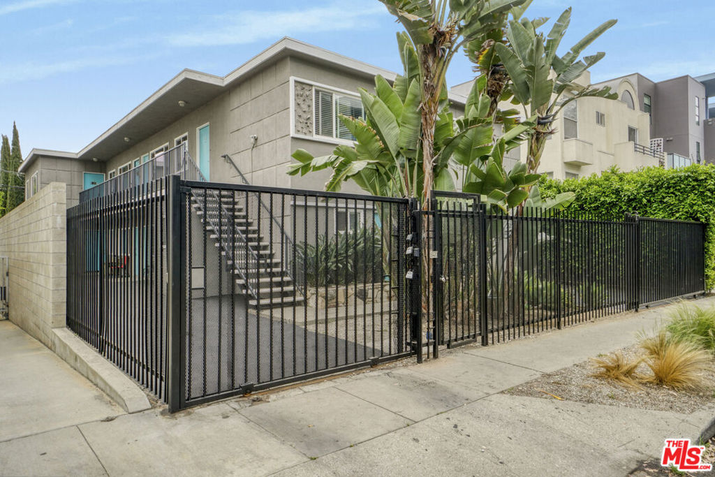 738 N Hudson Avenue Property Photo 16