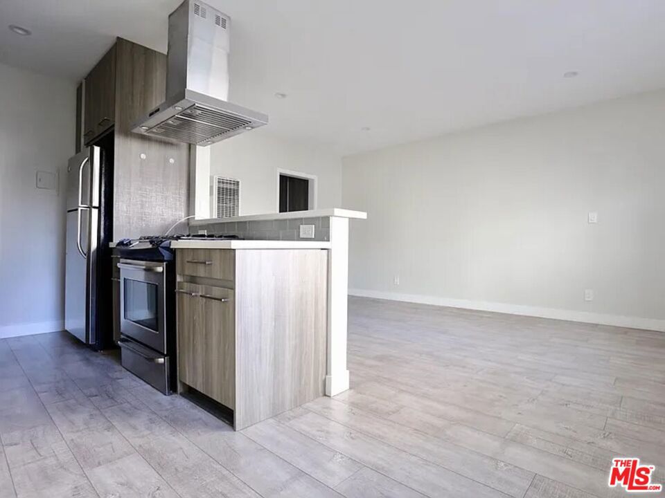 738 N Hudson Avenue Property Photo 20