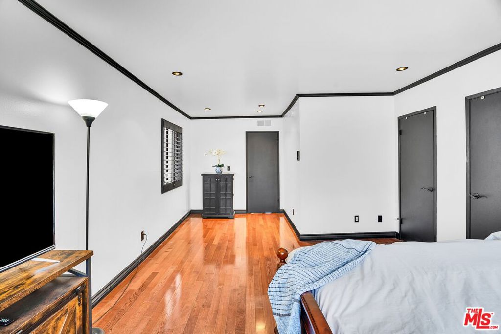 11953 Goshen Avenue 5 Property Photo 17