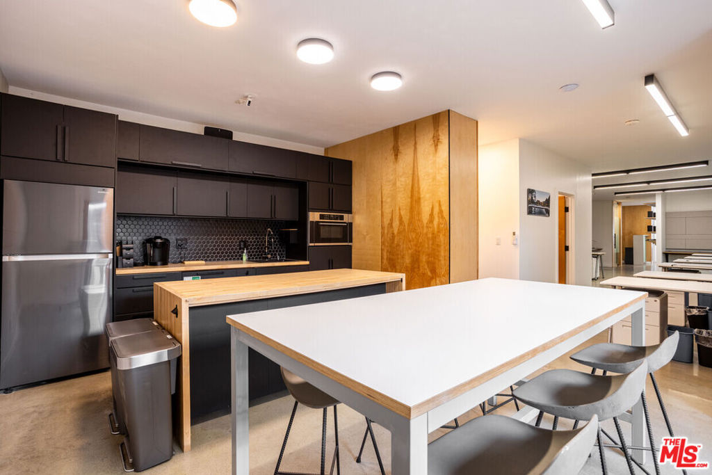 12421 Venice Boulevard Property Photo 12