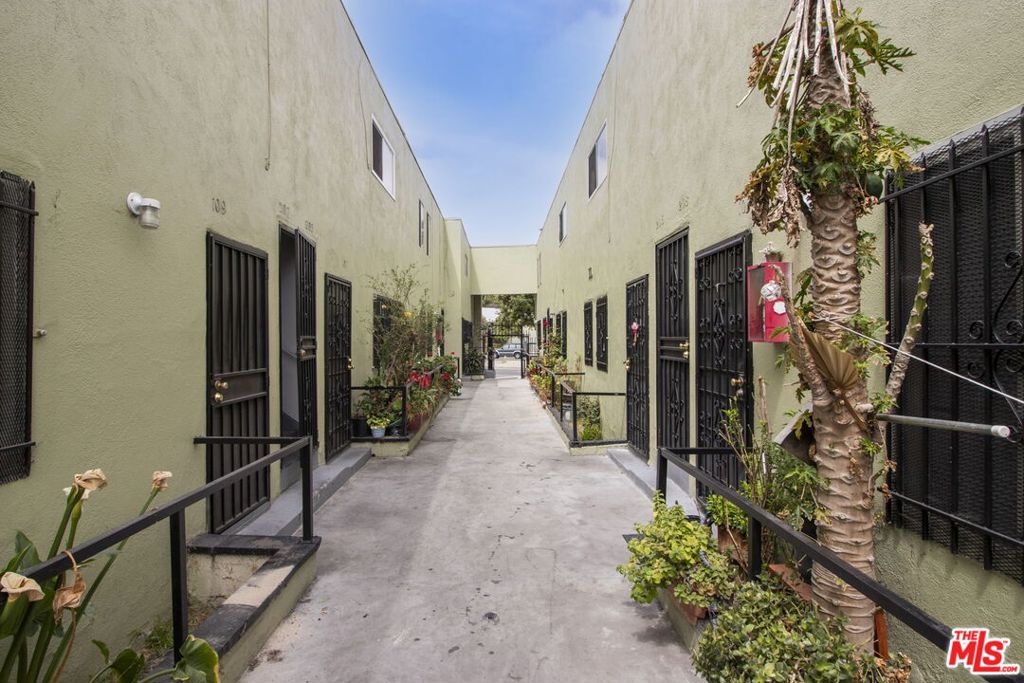 11204 S Broadway Property Photo 4
