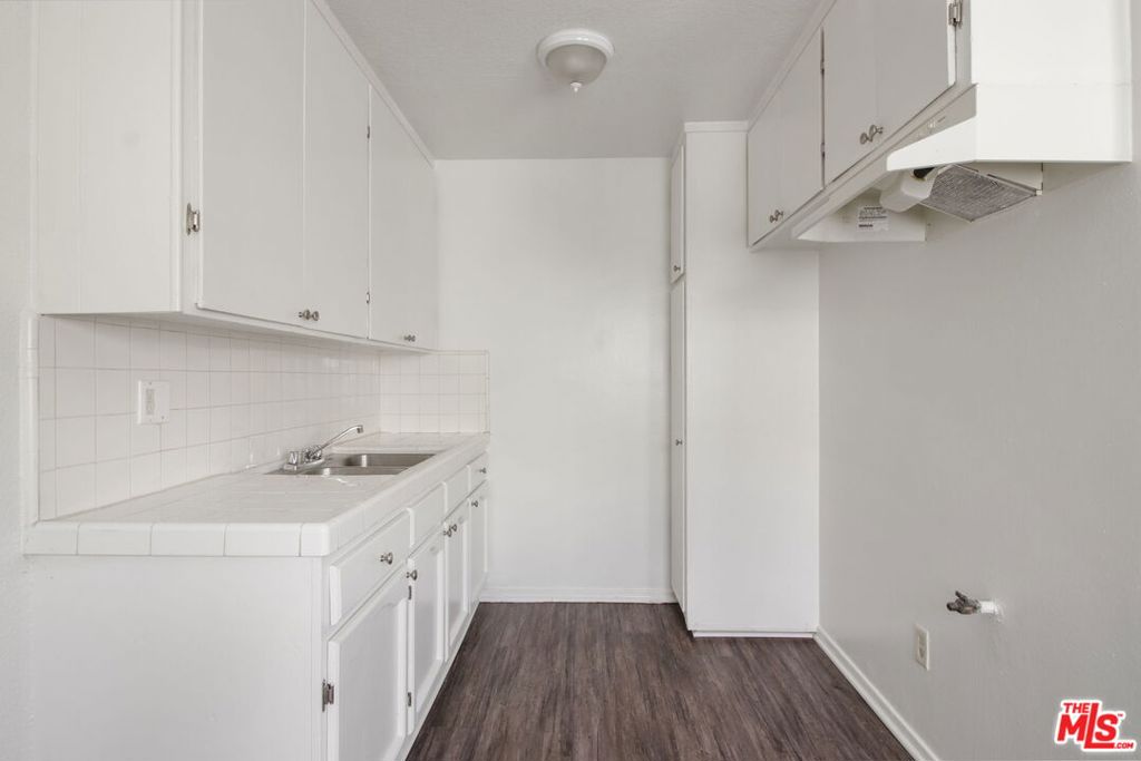 11204 S Broadway Property Photo 9