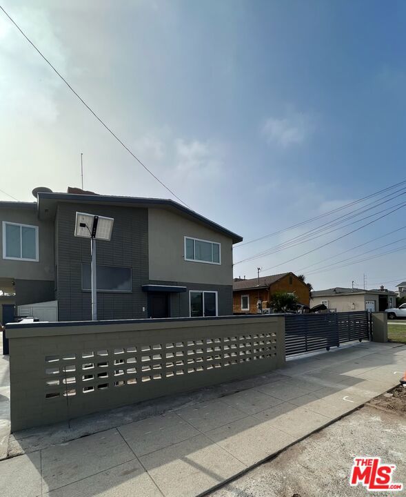 608 W Hillcrest Boulevard Property Photo 1