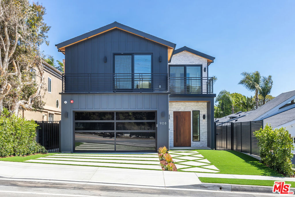 908 Rosecrans Avenue Property Photo 1