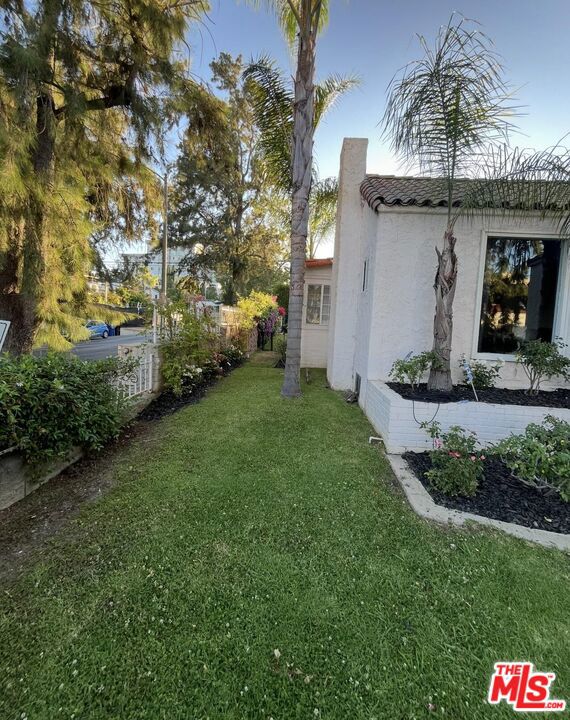 101 N La Peer Drive Property Photo 3