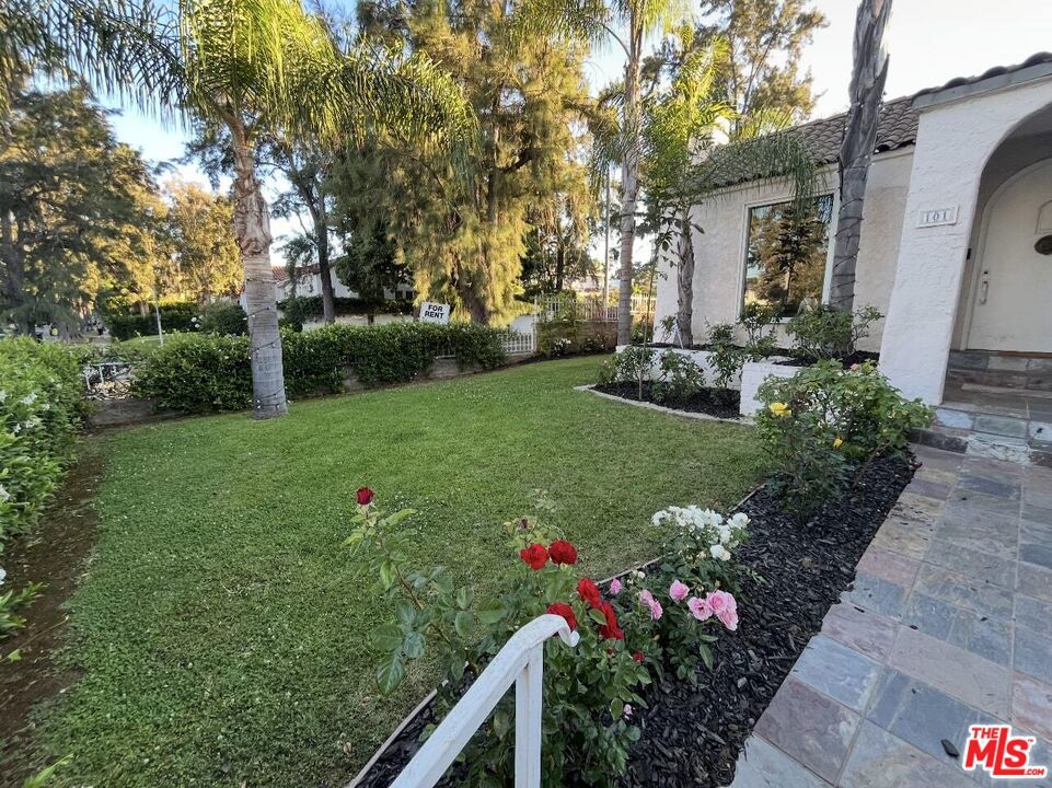 101 N La Peer Drive Property Photo 4