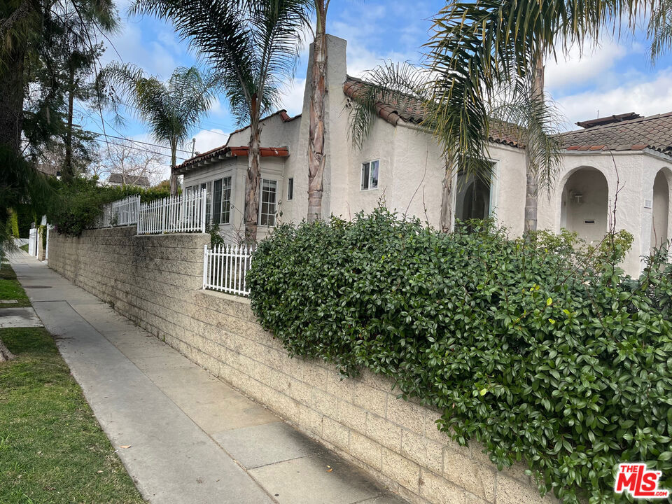 101 N La Peer Drive Property Photo 5