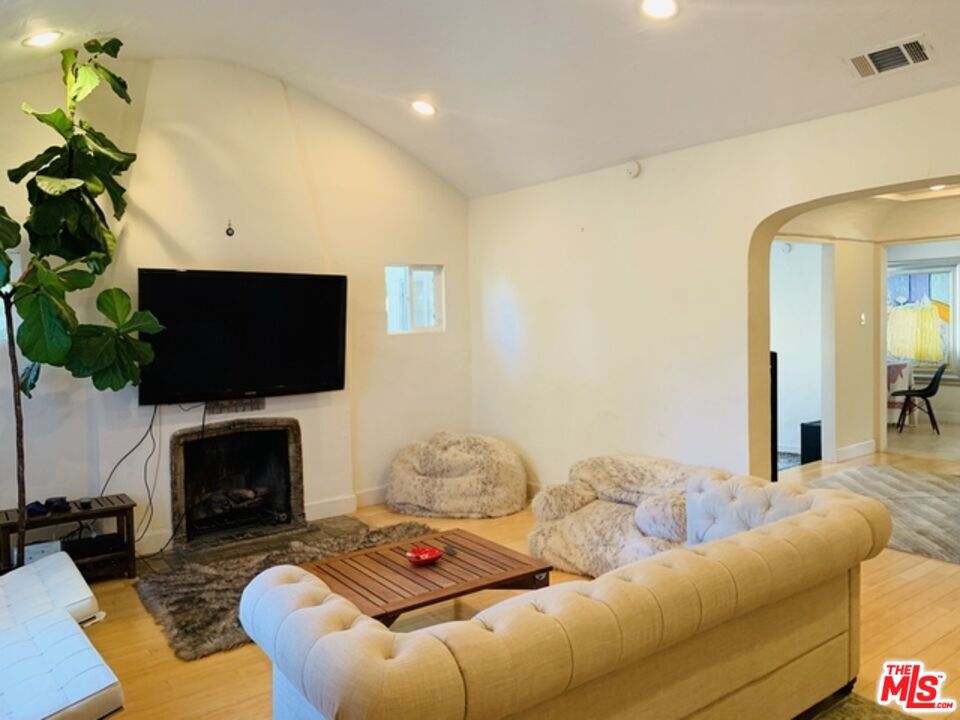 101 N La Peer Drive Property Photo 24