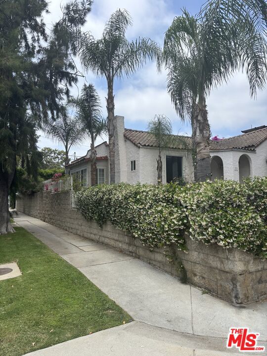 101 N La Peer Drive Property Photo 31