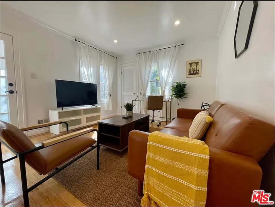 907 18th Street F Property Photo 1