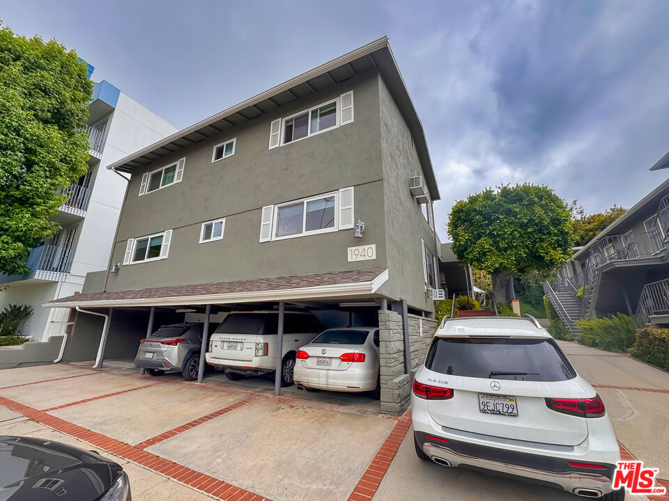 1940 S Beverly Glen Boulevard Property Photo 4