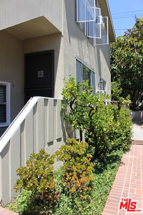 1940 S Beverly Glen Boulevard Property Photo 15
