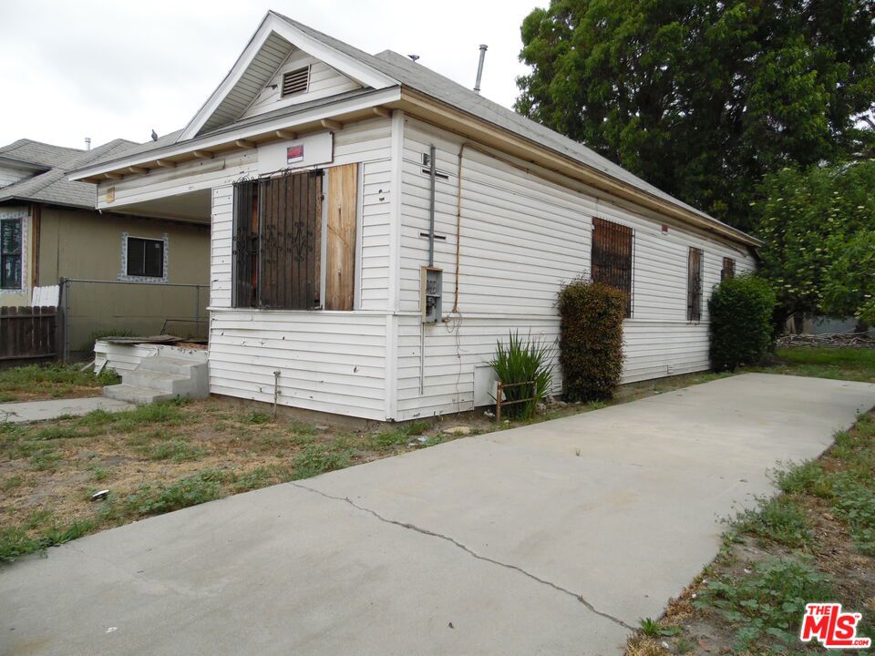 1563 E 108th Street Property Photo 4