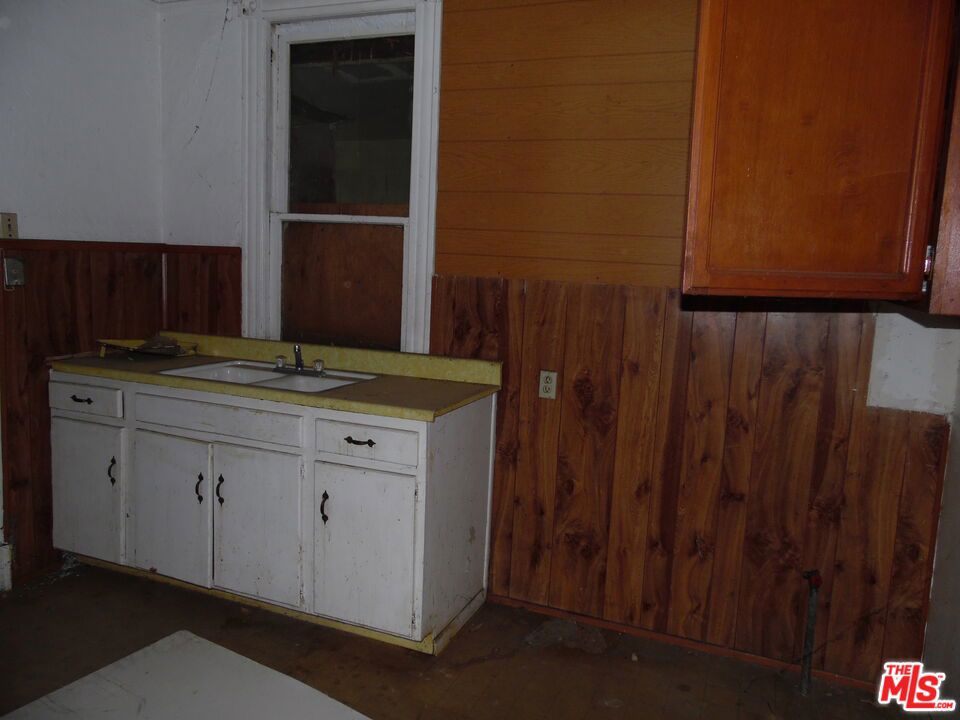 1563 E 108th Street Property Photo 10