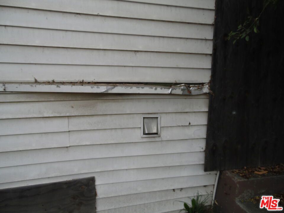 1563 E 108th Street Property Photo 27