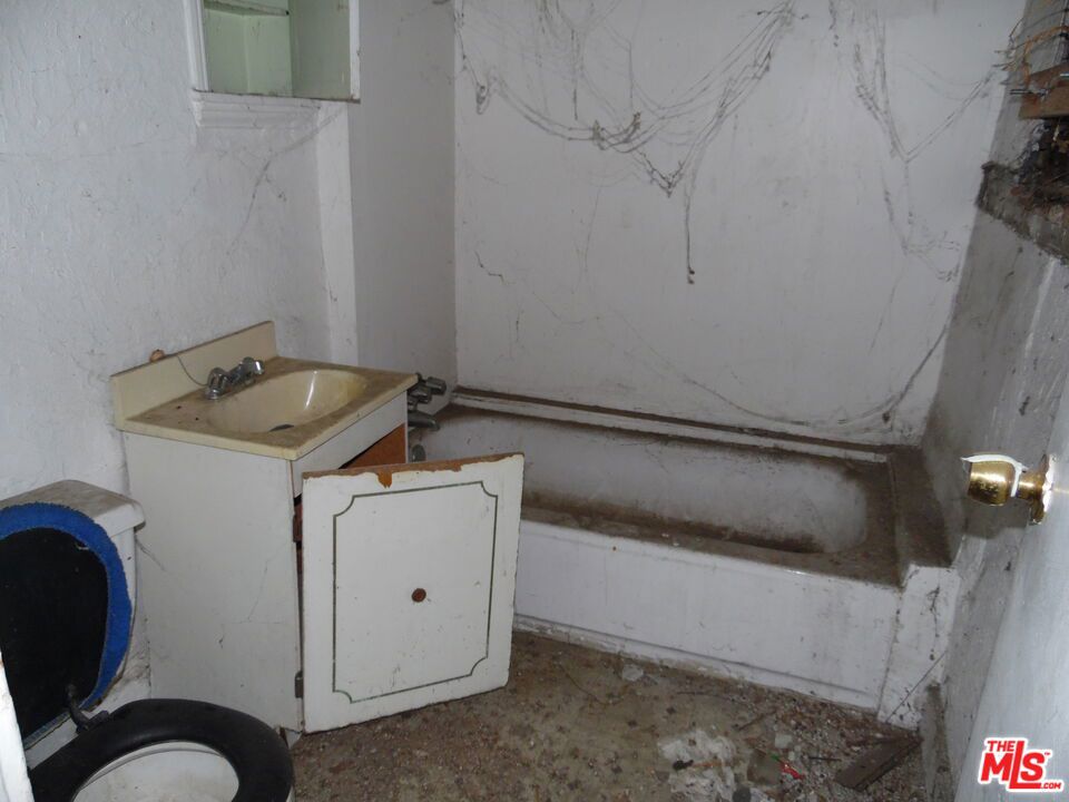 1563 E 108th Street Property Photo 33