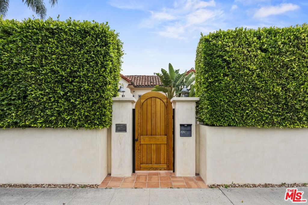 542 N Curson Avenue Property Photo