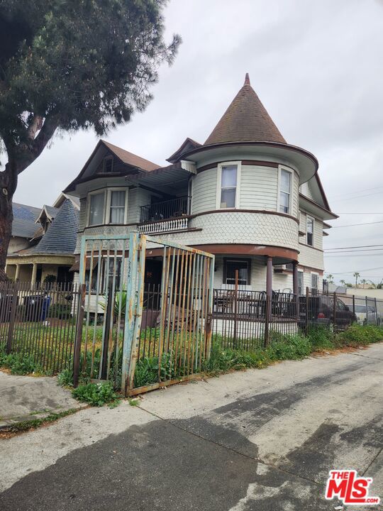 626 E 54th Street Property Photo 1