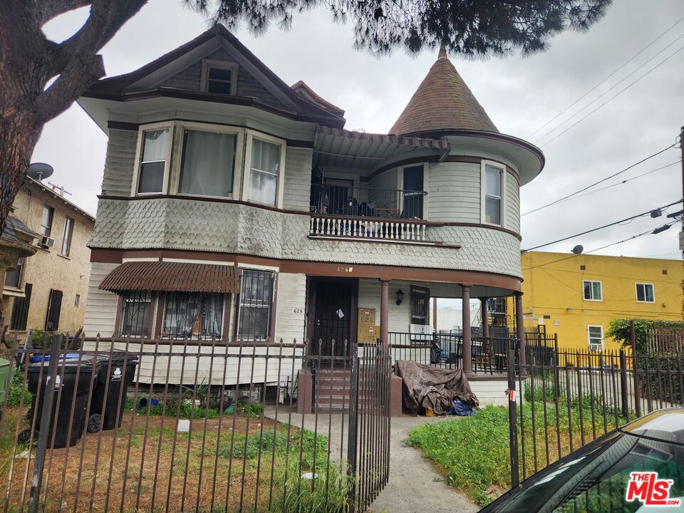 626 E 54th Street Property Photo 2